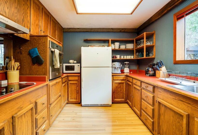 Peaceful Applegate River Valley Sanctuary!