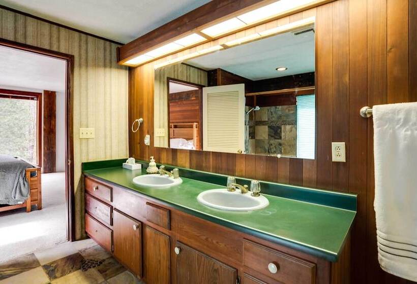 Peaceful Applegate River Valley Sanctuary!