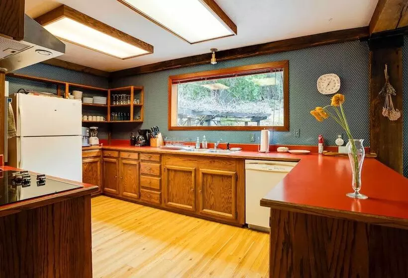 Peaceful Applegate River Valley Sanctuary!