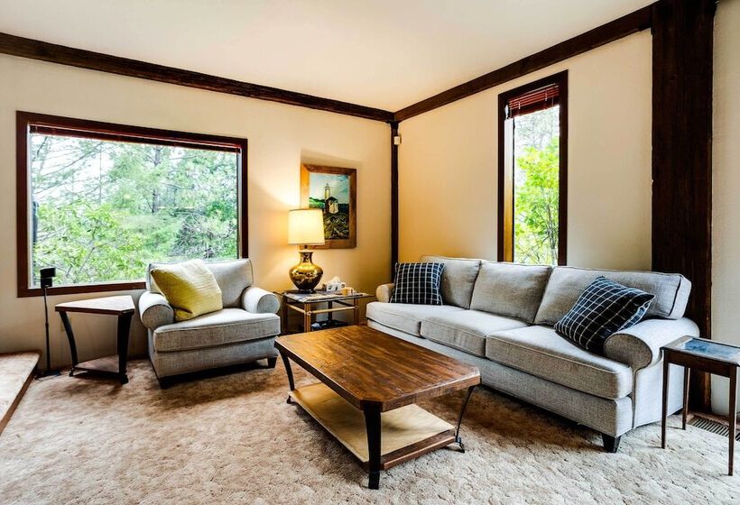 Peaceful Applegate River Valley Sanctuary!