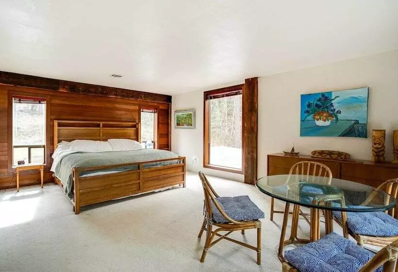 Peaceful Applegate River Valley Sanctuary!