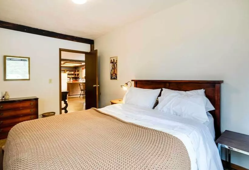 Peaceful Applegate River Valley Sanctuary!