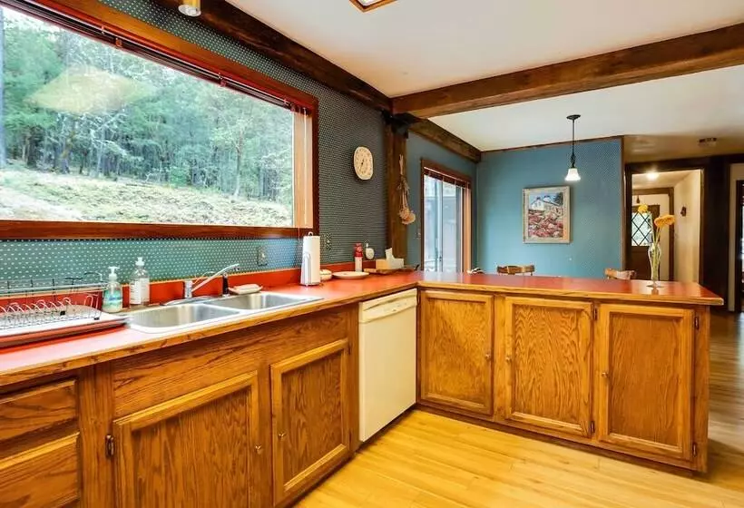 Peaceful Applegate River Valley Sanctuary!