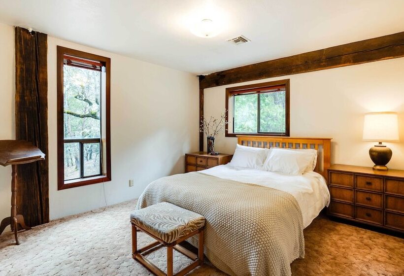 Peaceful Applegate River Valley Sanctuary!