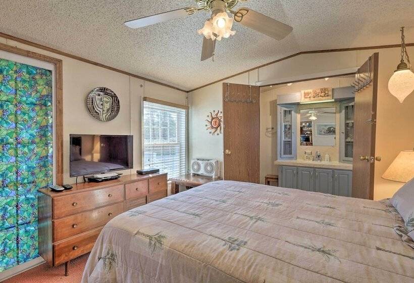 Quaint Chincoteague Island Hideaway W/ 2 Porches!