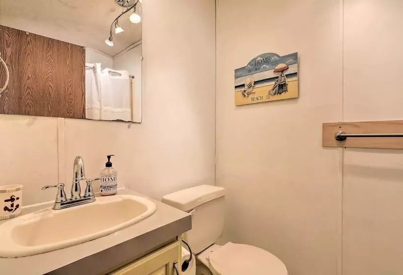 Quaint Chincoteague Island Hideaway W/ 2 Porches!