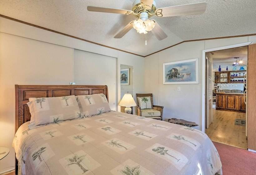 Quaint Chincoteague Island Hideaway W/ 2 Porches!