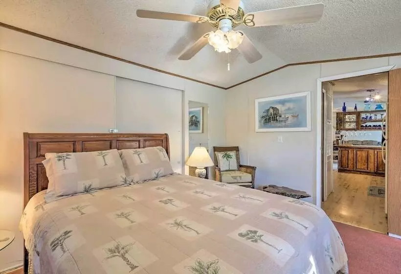 Quaint Chincoteague Island Hideaway W/ 2 Porches!