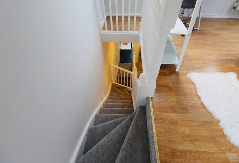 إقامة Remarkable 3 Bed House In Bath