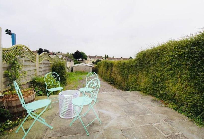 إقامة Remarkable 3 Bed House In Bath