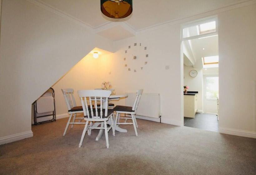 إقامة Remarkable 3 Bed House In Bath