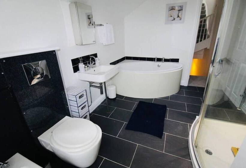 إقامة Remarkable 3 Bed House In Bath