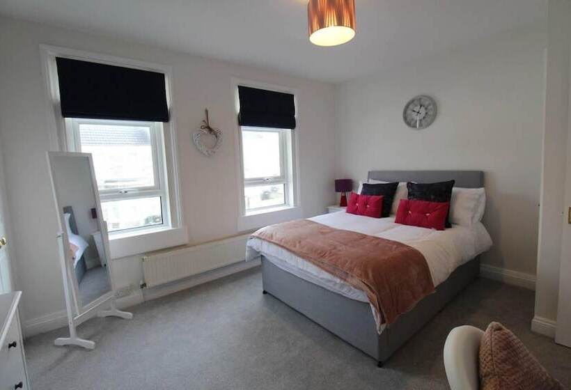 إقامة Remarkable 3 Bed House In Bath