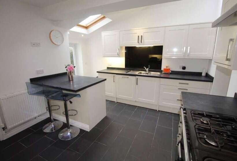 إقامة Remarkable 3 Bed House In Bath