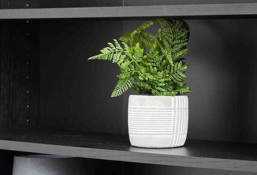 Резиденция Dellehomes Remarkable 4 Bed House In Manchester