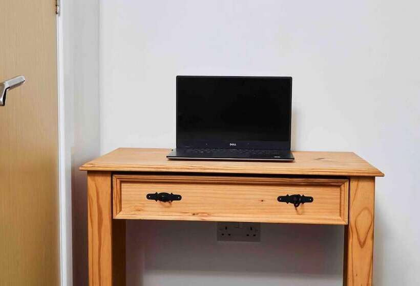 Резиденция Dellehomes Remarkable 4 Bed House In Manchester