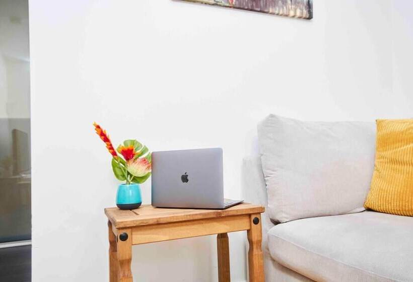 Резиденция Dellehomes Remarkable 4 Bed House In Manchester