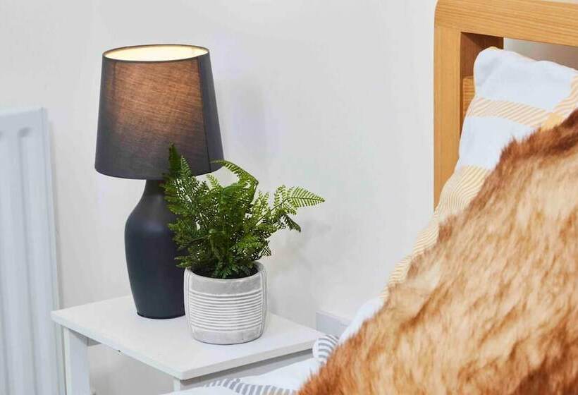 Резиденция Dellehomes Remarkable 4 Bed House In Manchester