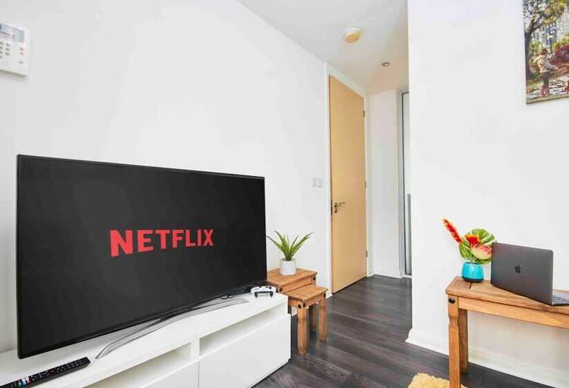 Резиденция Dellehomes Remarkable 4 Bed House In Manchester