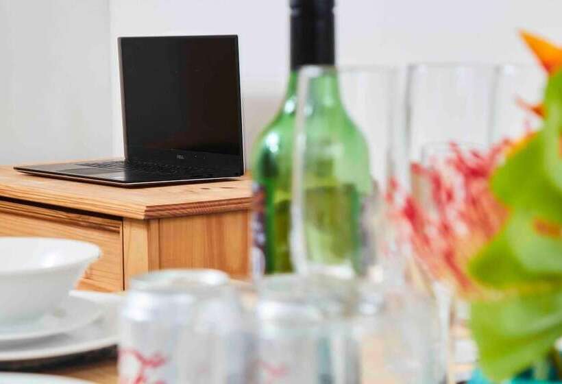 Резиденция Dellehomes Remarkable 4 Bed House In Manchester