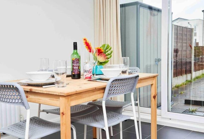 Резиденция Dellehomes Remarkable 4 Bed House In Manchester