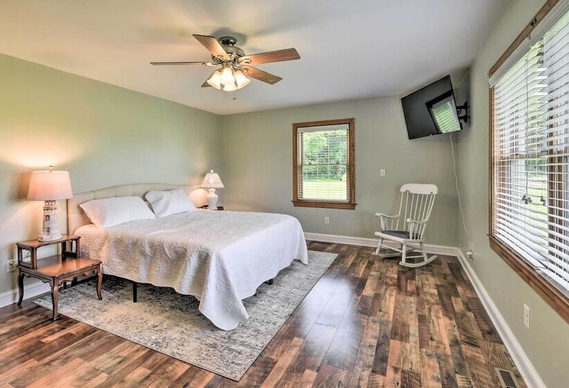 Pet Friendly Woodsy Gem: 1/4 Mi To Chesapeake Bay