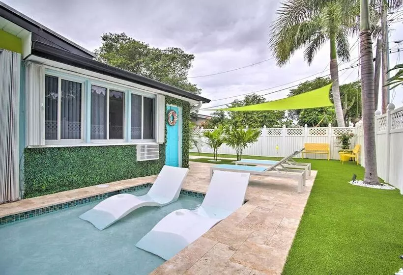 Vibrant Home W/ Outdoor Oasis ~ 1 Mi To Beach!