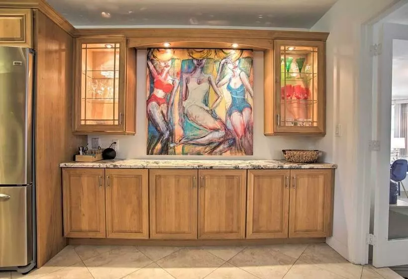 Vibrant Home W/ Outdoor Oasis ~ 1 Mi To Beach!