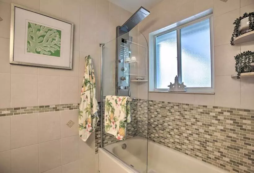 Vibrant Home W/ Outdoor Oasis ~ 1 Mi To Beach!