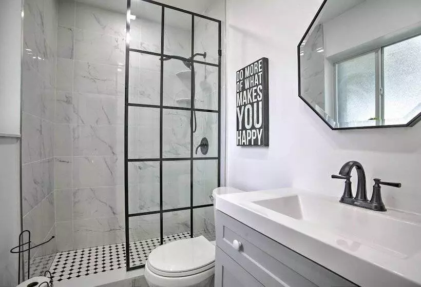 Vibrant Home W/ Outdoor Oasis ~ 1 Mi To Beach!