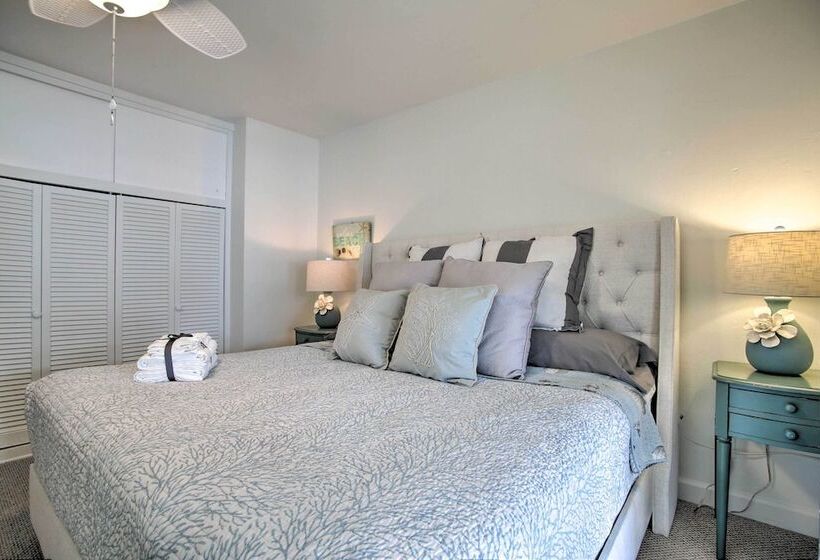 Vibrant Home W/ Outdoor Oasis ~ 1 Mi To Beach!