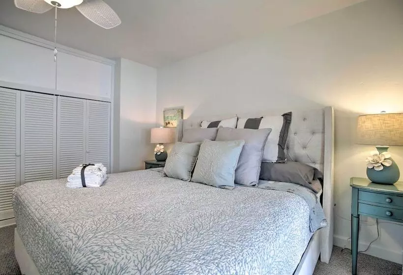 Vibrant Home W/ Outdoor Oasis ~ 1 Mi To Beach!