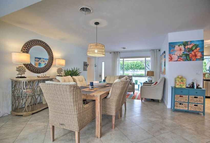 Vibrant Home W/ Outdoor Oasis ~ 1 Mi To Beach!