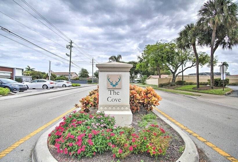 Vibrant Home W/ Outdoor Oasis ~ 1 Mi To Beach!