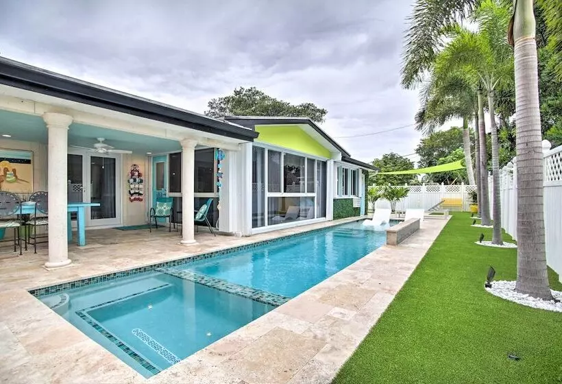Vibrant Home W/ Outdoor Oasis ~ 1 Mi To Beach!