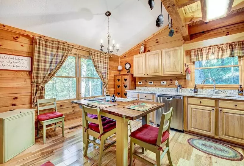 Waynesville Cabin W/ Covered Deck & Fire Pit!