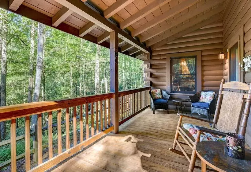 Waynesville Cabin W/ Covered Deck & Fire Pit!