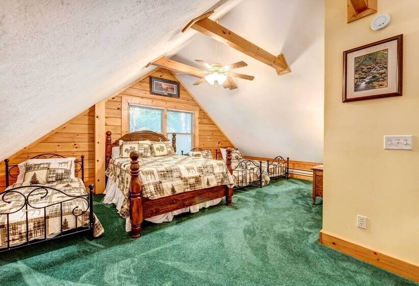 Waynesville Cabin W/ Covered Deck & Fire Pit!