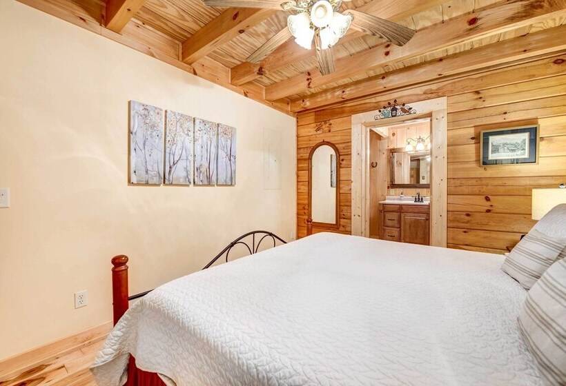 Waynesville Cabin W/ Covered Deck & Fire Pit!