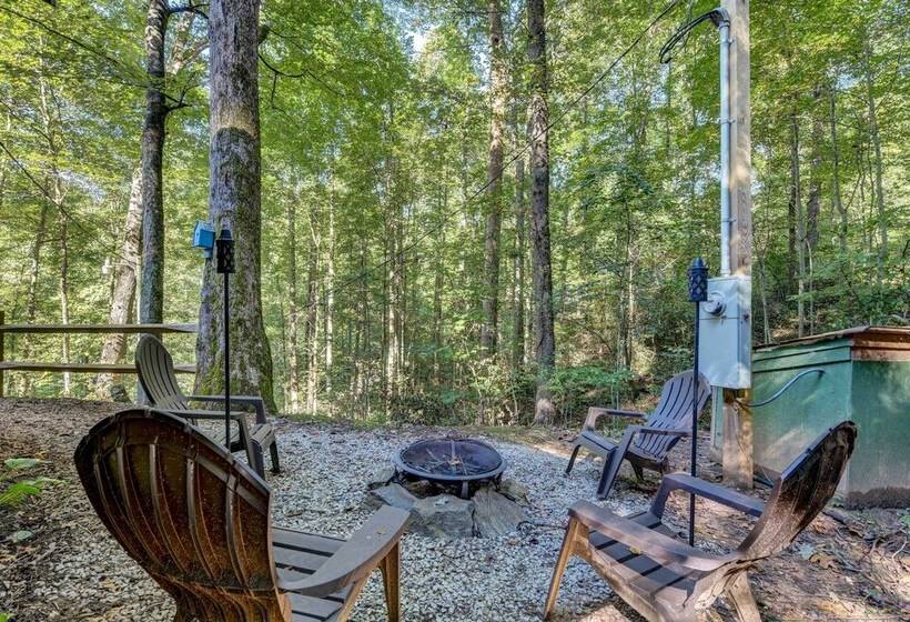 Waynesville Cabin W/ Covered Deck & Fire Pit!