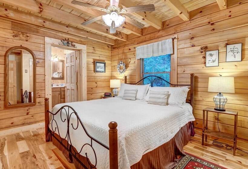 Waynesville Cabin W/ Covered Deck & Fire Pit!