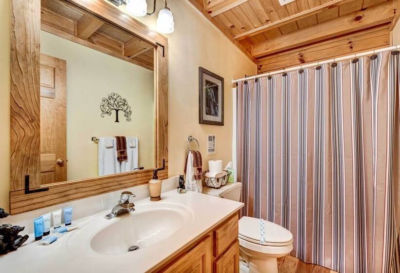 Waynesville Cabin W/ Covered Deck & Fire Pit!