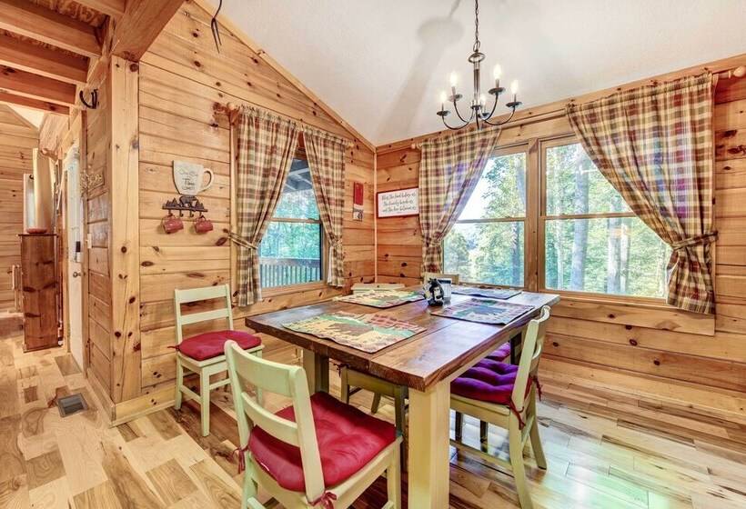Waynesville Cabin W/ Covered Deck & Fire Pit!