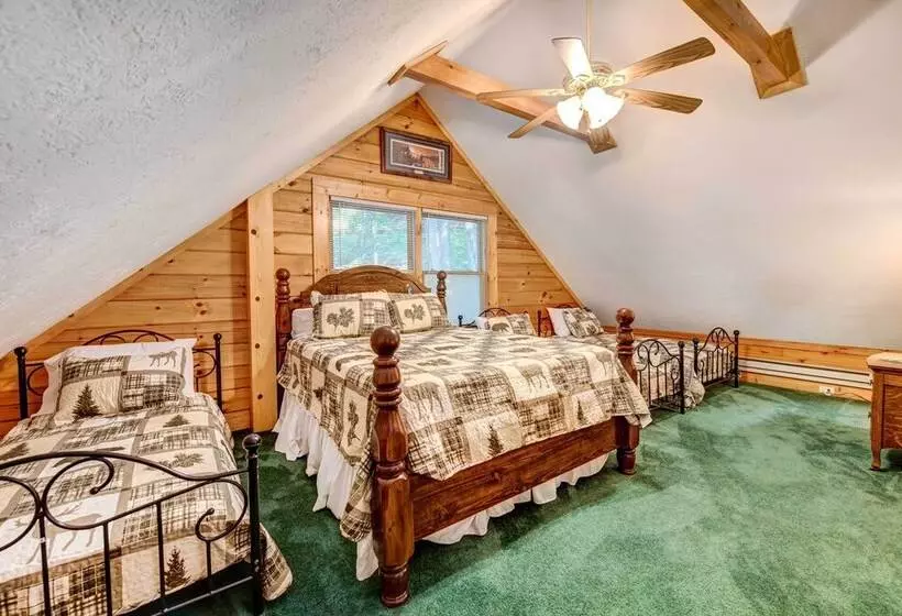 Waynesville Cabin W/ Covered Deck & Fire Pit!