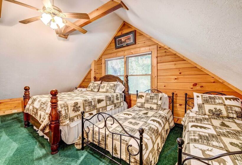 Waynesville Cabin W/ Covered Deck & Fire Pit!