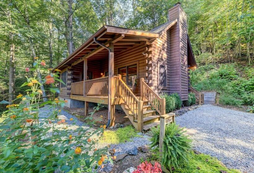 Waynesville Cabin W/ Covered Deck & Fire Pit!