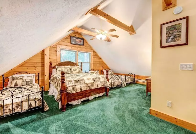 Waynesville Cabin W/ Covered Deck & Fire Pit!