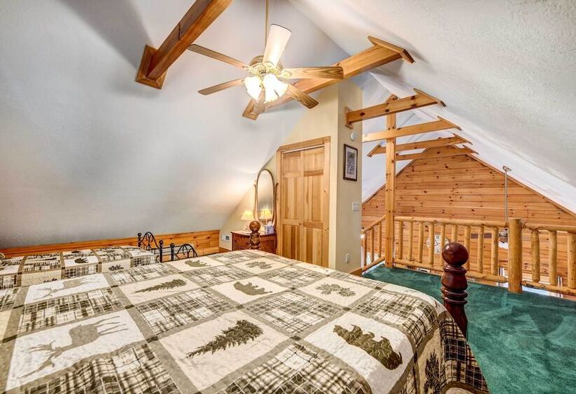 Waynesville Cabin W/ Covered Deck & Fire Pit!