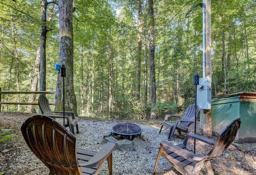 Waynesville Cabin W/ Covered Deck & Fire Pit!