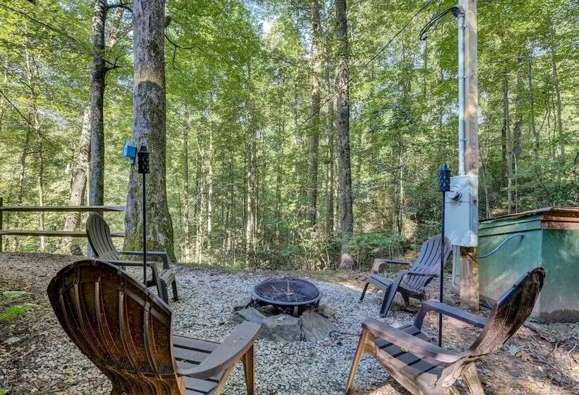 Waynesville Cabin W/ Covered Deck & Fire Pit!